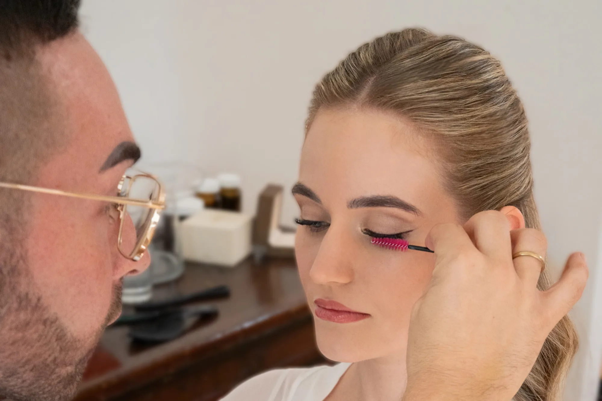 Micha beim Augen-Make-up einer Braut