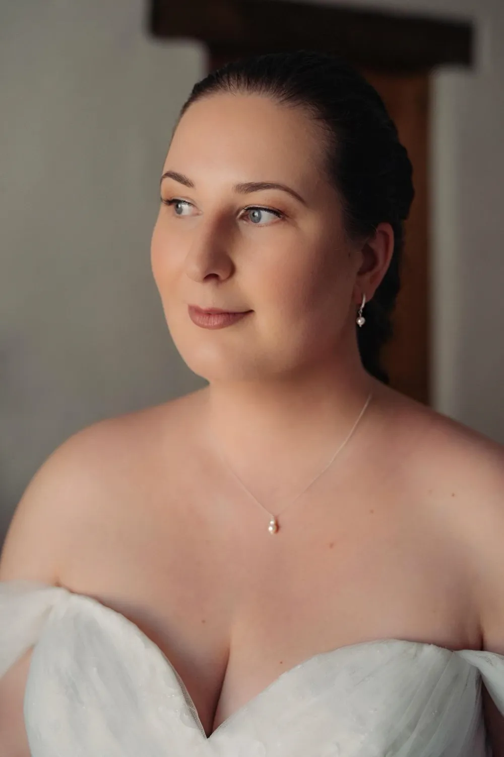 Braut im Porträt mit zartem Make-up