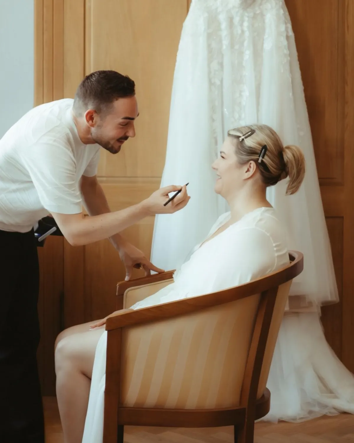 Micha beim Make-up, die Braut sitzt vor ihrem Kleid