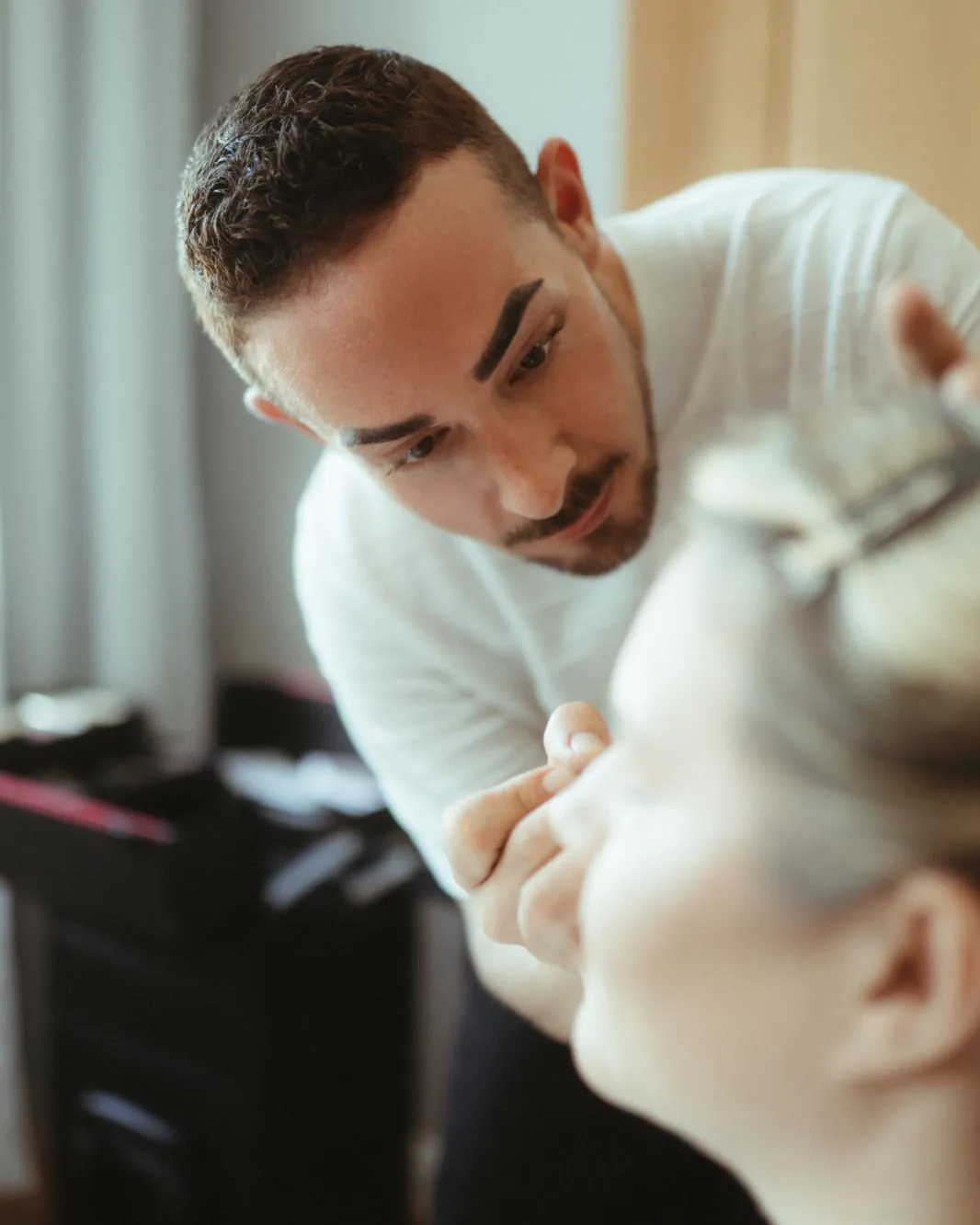 Micha beim Make-up, Nahaufnahme