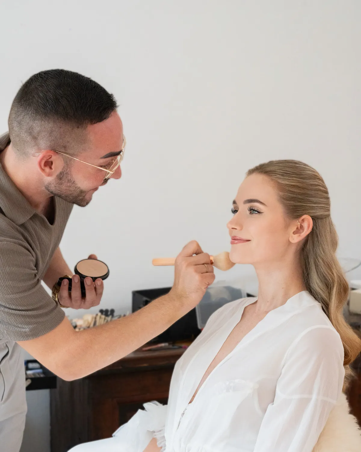 Micha beim Auftragen des Make-ups